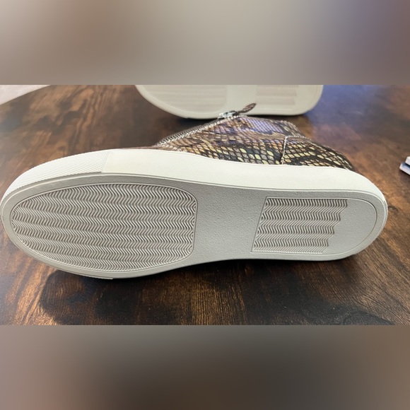 NIB Bernie Mev. Wharton Snake Skin Bootie, Size 39 (8.5) - Picture 8 of 11